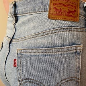 Light Wash Levi size 27 Jeans